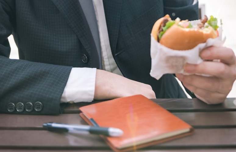 ハンバーガーを食べている人