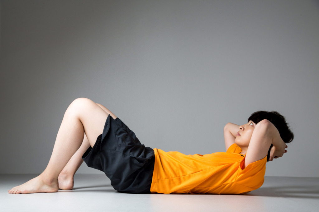 腹筋している人