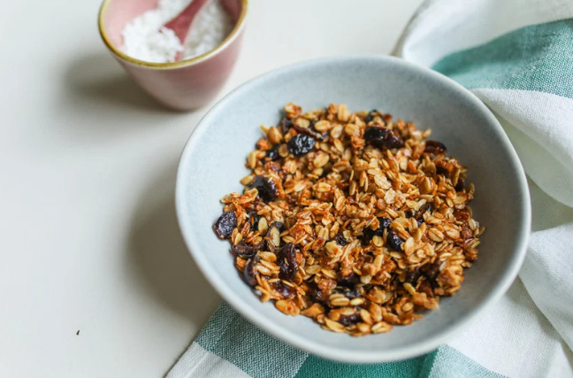 器に入ったグラノーラ