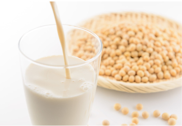 豆乳を注いでいるところ