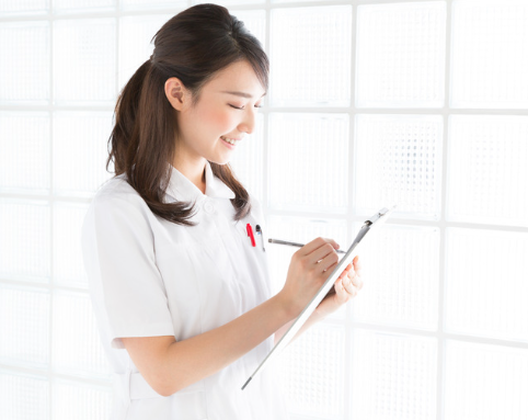 メモしている女性看護師