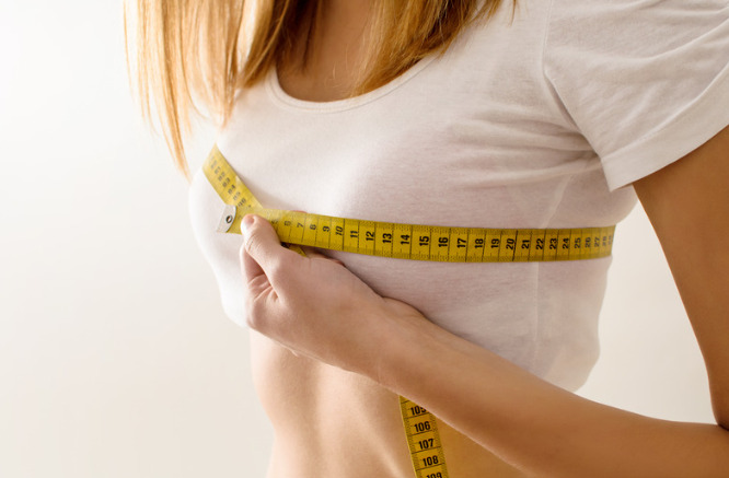 女性が胸を測っているところ