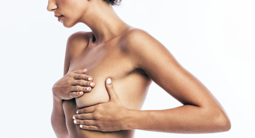 胸を触っている女性