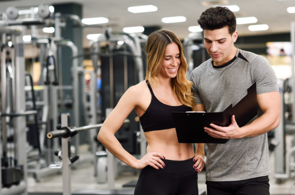 女性にポイントを指導している男性